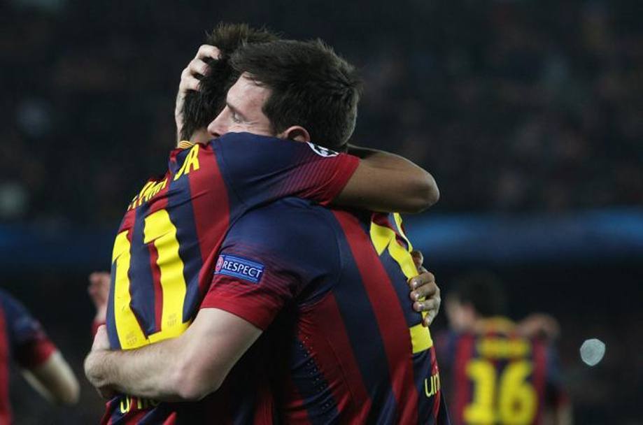 Neymar, in serata deludente, abbraccia Messi. Afp